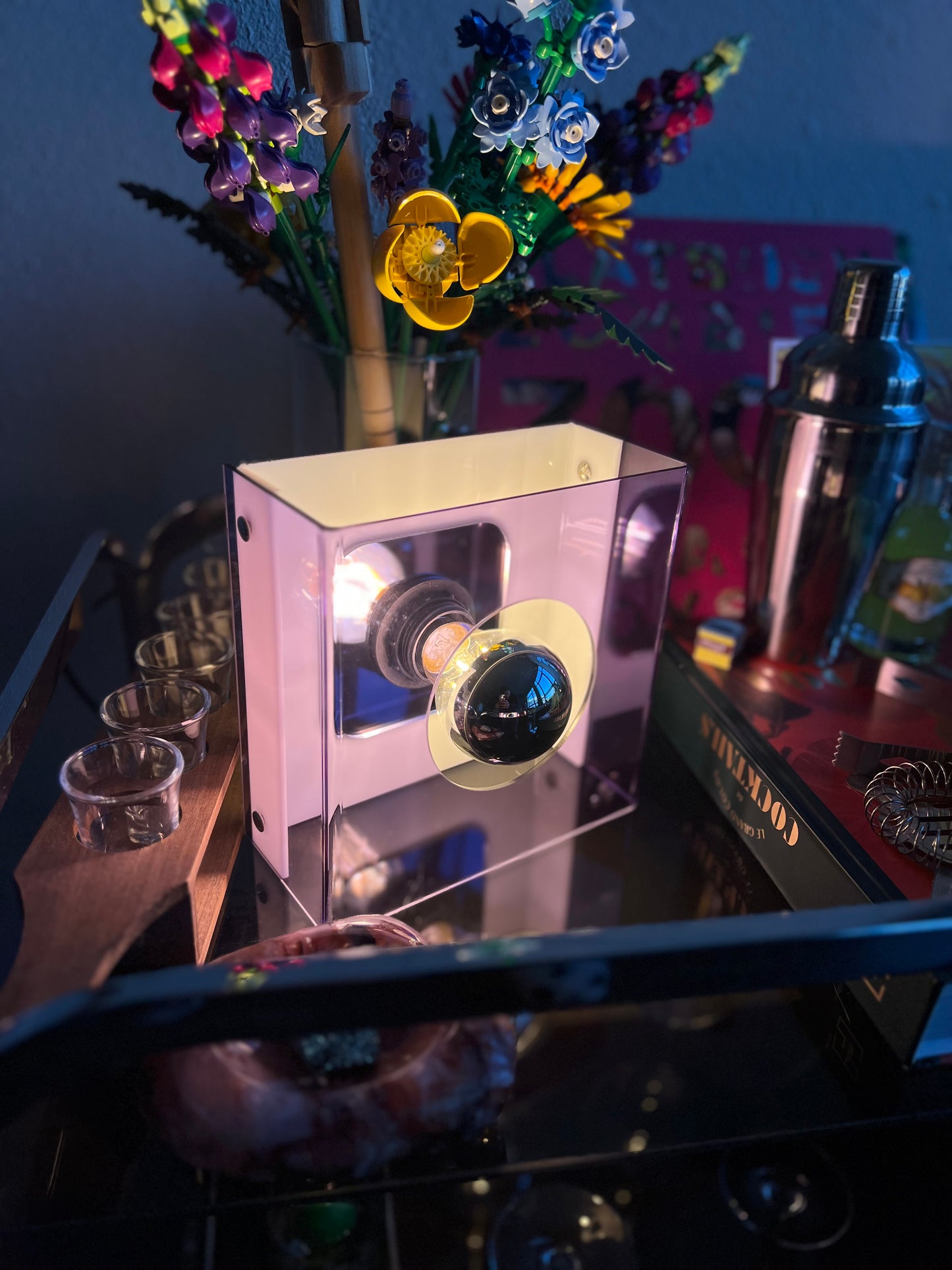 Lampe cube design Space Age Magenta – Édition limitée (5 pièces).